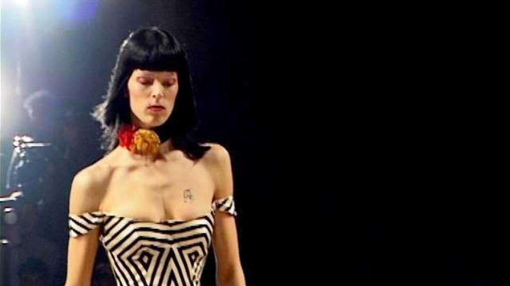 Bimba Bosé en su primer desfile en 2000 en Barcelona