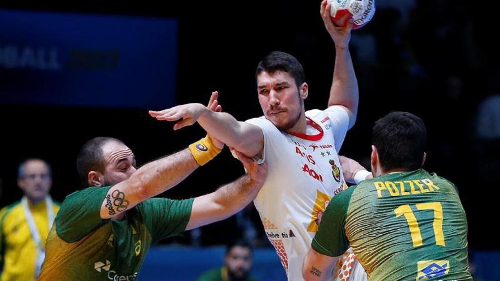 Alex Dujshebaev dispara entre varios defensores.