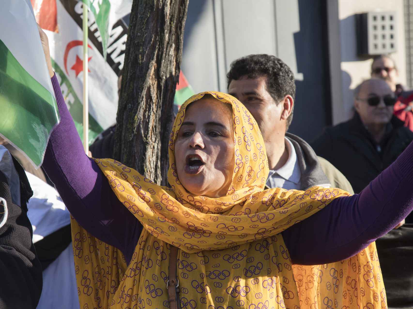 Una mujer saharaui protesta este lunes frente a la embajada marroquí.