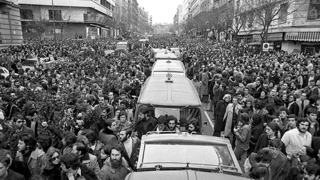 Los madrileños salen a la calle tras la matanza de Atocha en 1977.