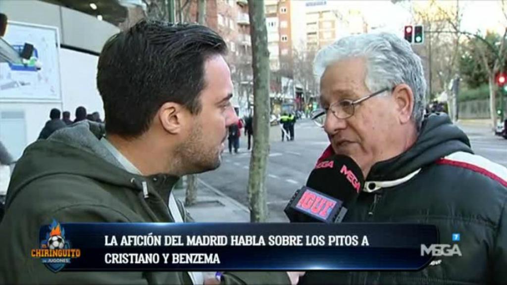 Nacho Peña habla con un aficionado en la Puerta 55