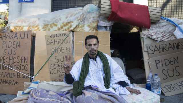 Mohammed, en la cabaña que se ha construido frente a la embajada marroquí.