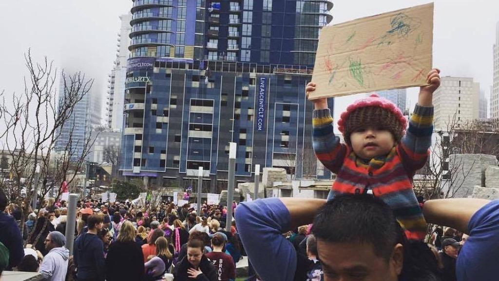 La imagen de esta niña sosteniendo su cartel garabateado ha sido compartida miles de veces en las últimas horas.