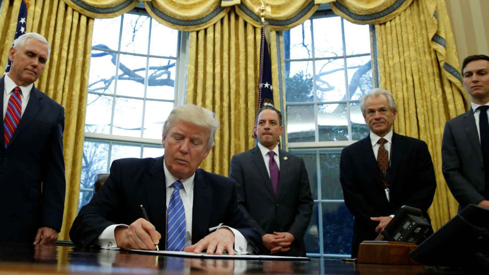 Trump, en una firma de un acuerdo en despacho presidencial.