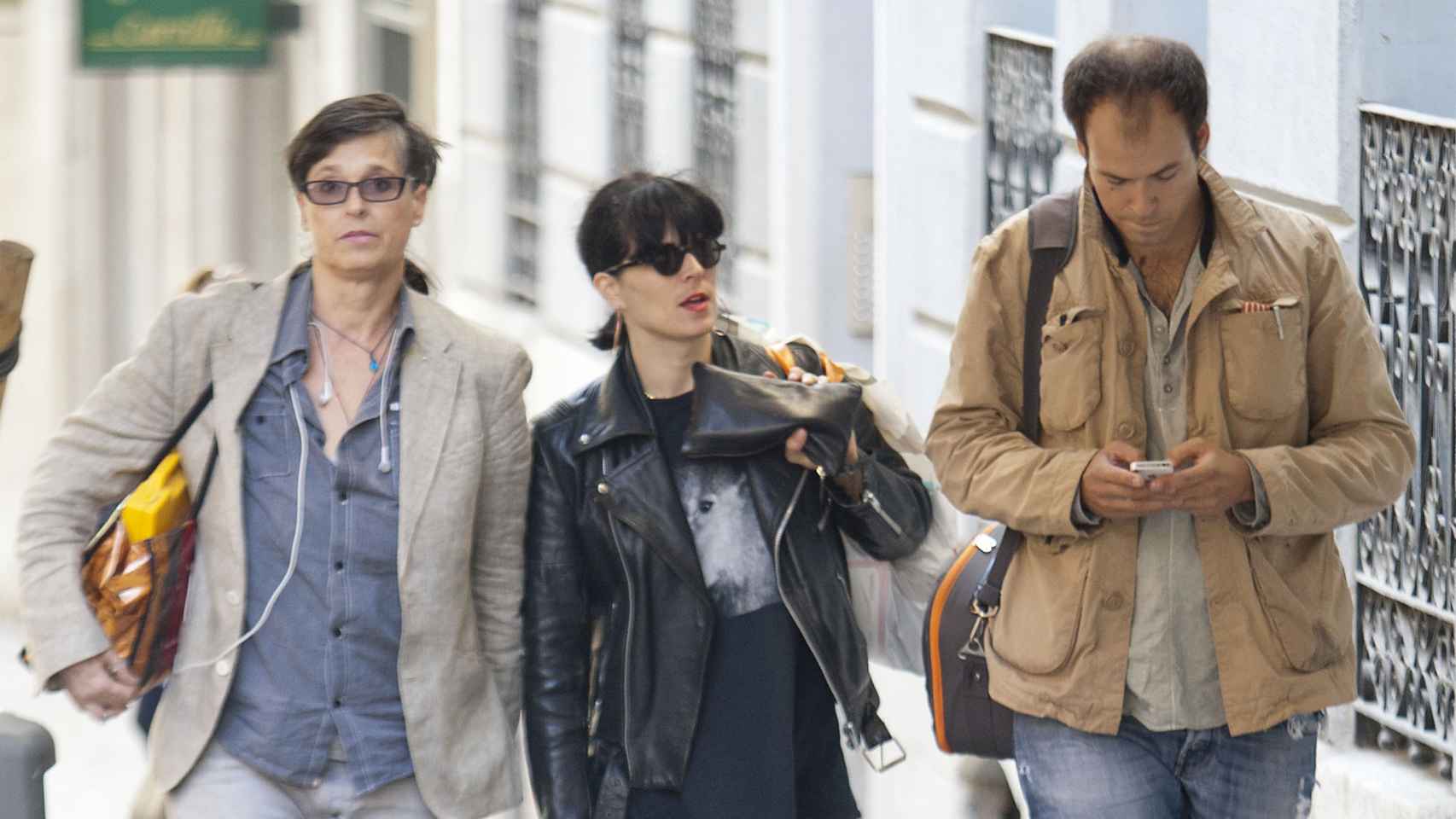 Lucía Dominguín, Bimba y Olfo Bosé por las calles de Madrid en 2013.