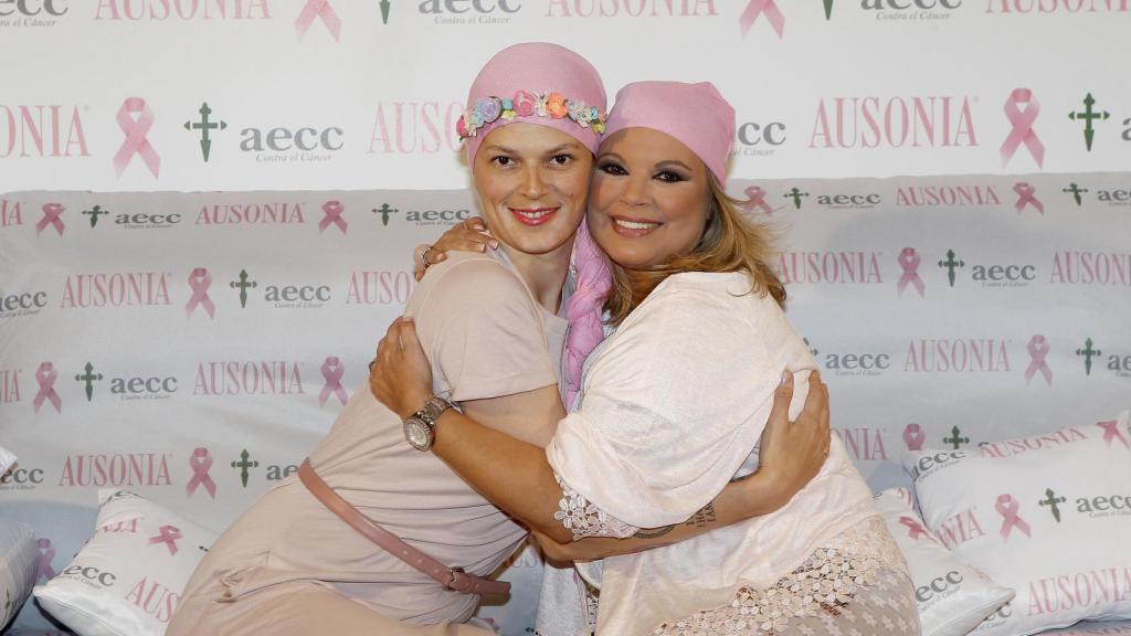 Terelu junto a Bimba Bosé en la campaña por la lucha contra el cáncer de mama.