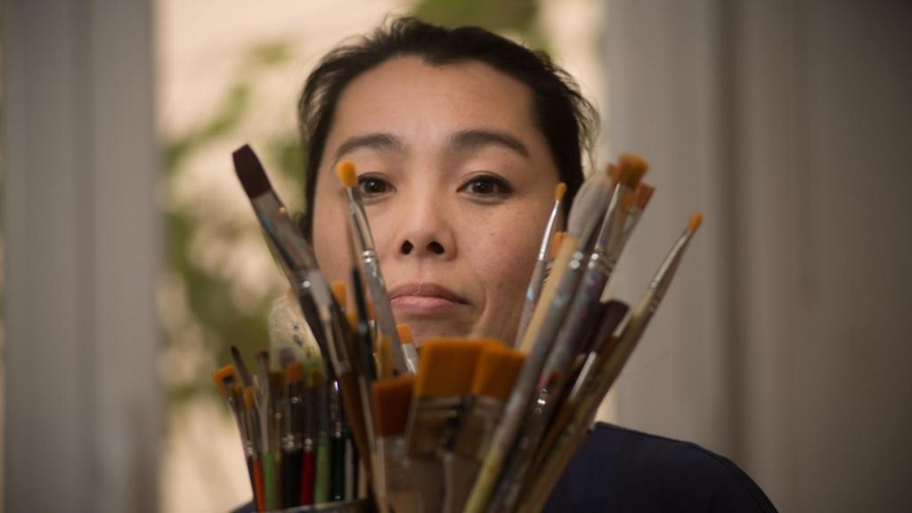 Fumiko Negishi en su estudio, antes de partir para Valencia con su obra.