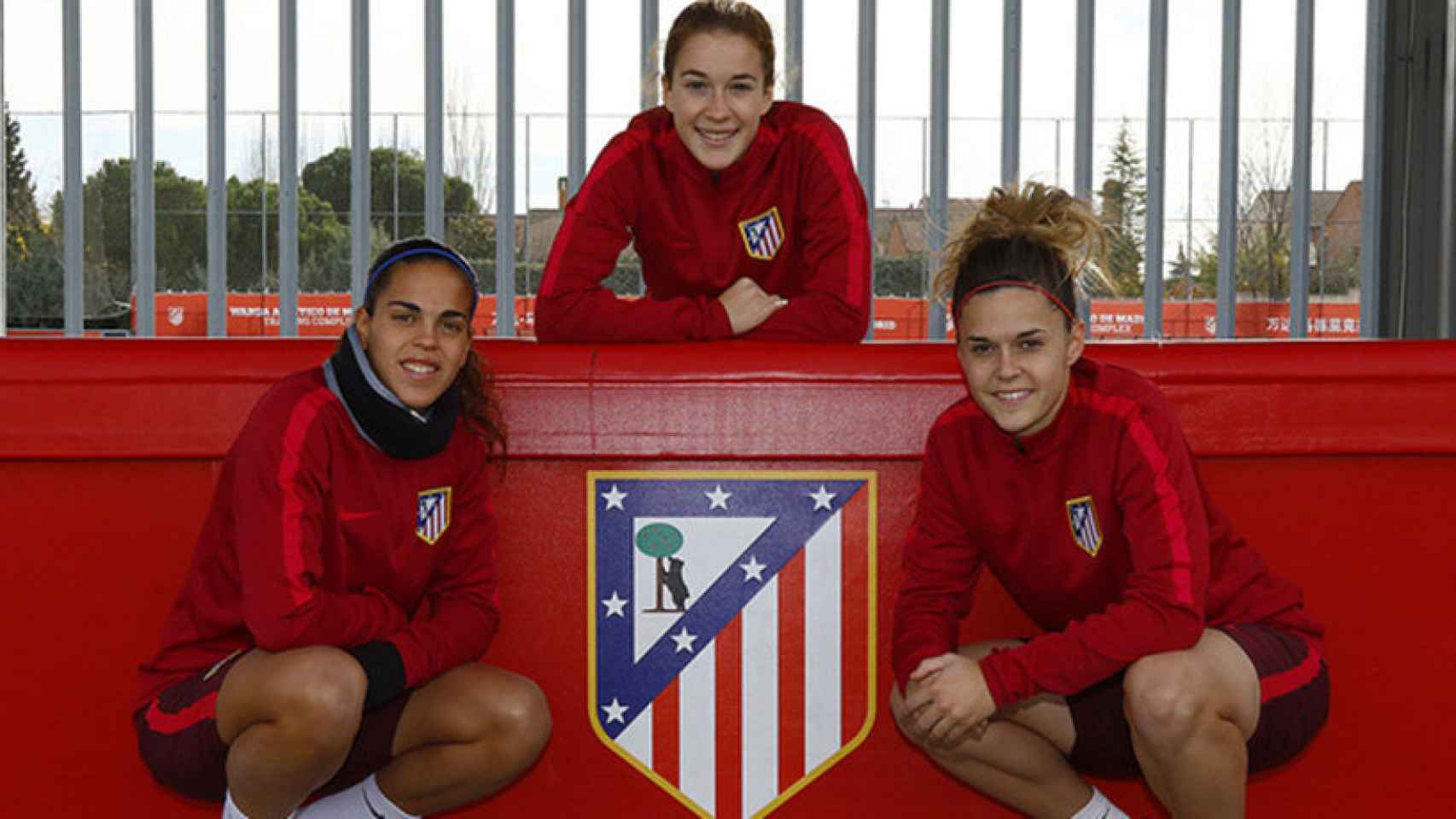 Andrea Falcón, Bea Beltrán y Mapi, jugadoras del Atlético. Foto: atleticodemadrid.com