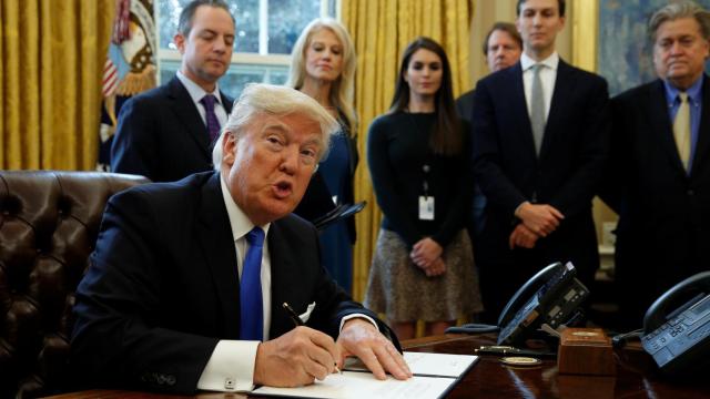 El presidente Trump durante la firma de los decretos este martes