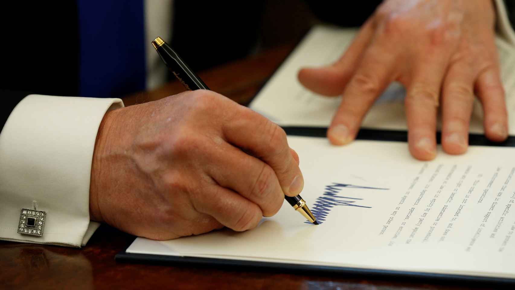 Trump, firmando el decreto este martes
