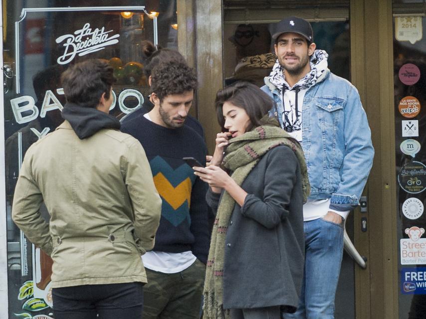 Juan Betancourt muy integrado con los amigos de Rocío Crusset en Madrid.