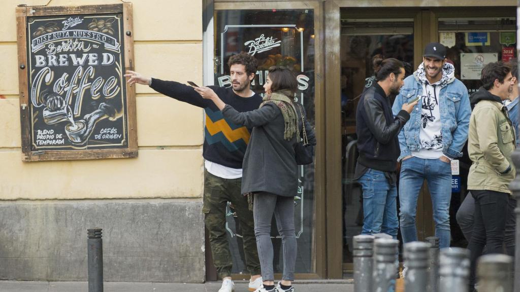 Crusset le pide ayuda a un amigo sobre cómo moverse por Malasaña.