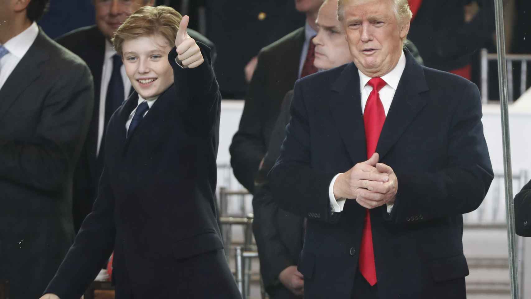 Barron con su padre Donald Trump en la toma de posesión como nuevo presidente de los Estados Unidos.