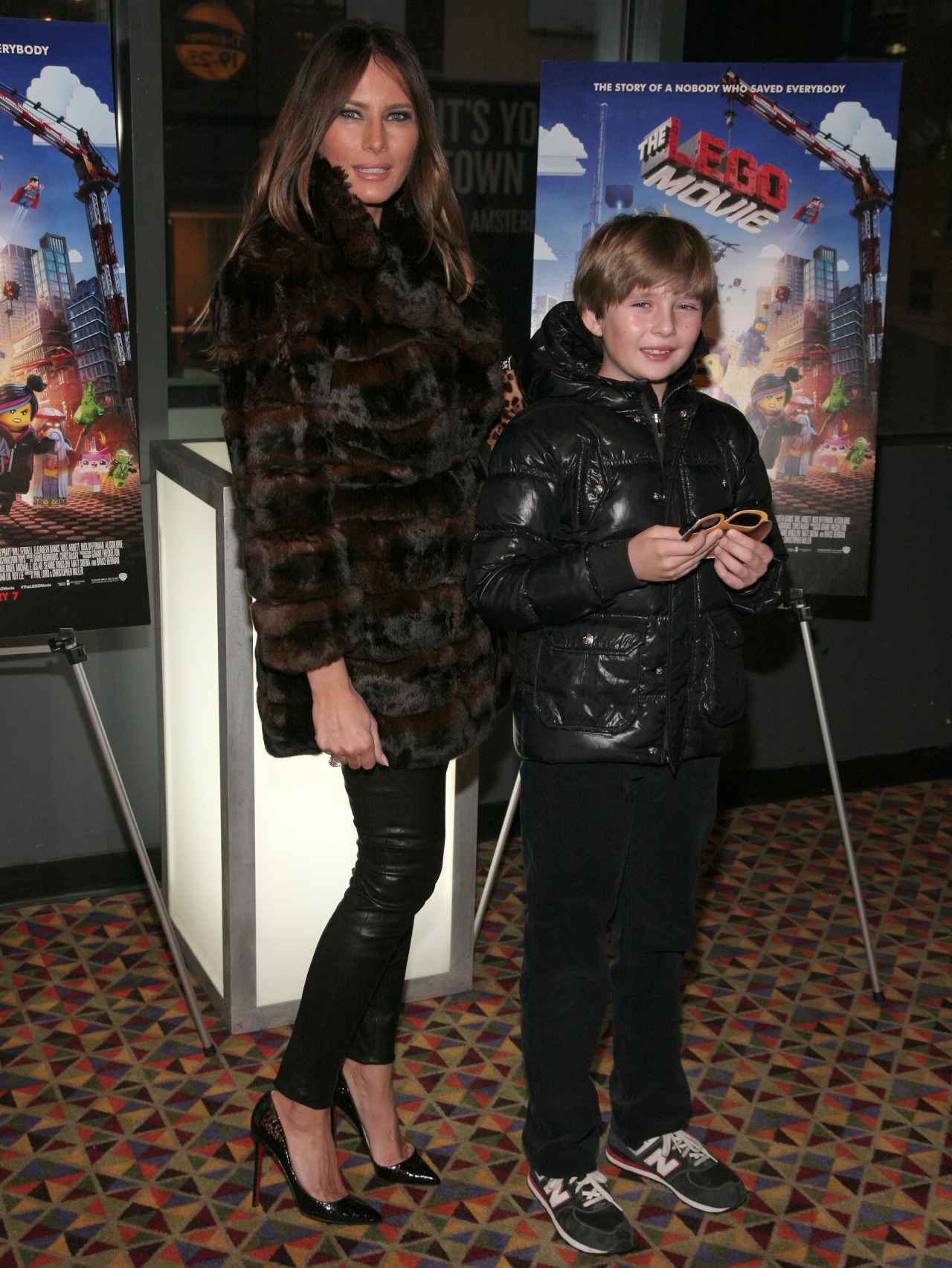 Melania Trump junto a su hijo Barron en el cine.