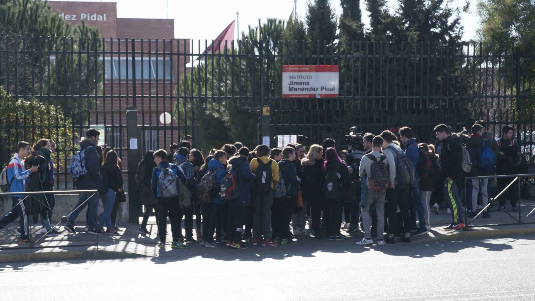 Alumnos a la puerta del instituto Jimena Menéndez Pidal, en Fuenlabrada.