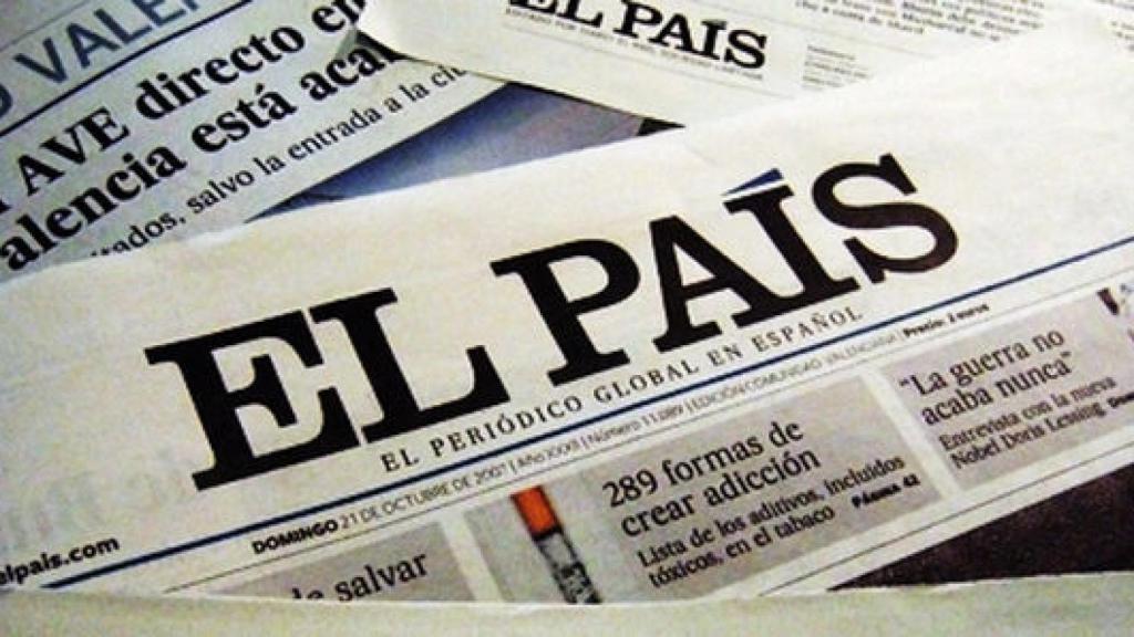 Ejemplares de El País.