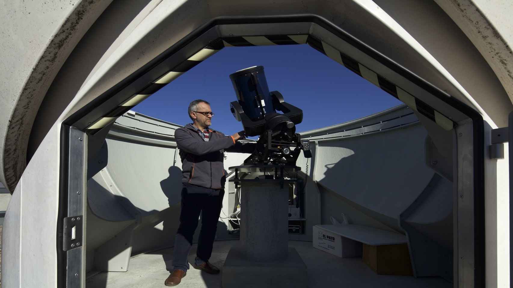 El investigador del CSIC Josep Maria Trigo, con un telescopio en el Instituto de Ciencias del Espacio, en Barcelona