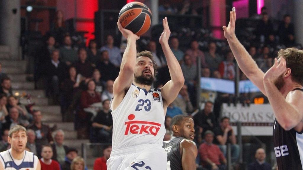 Sergio Llull intenta anotar ante el Brose Bamberg.