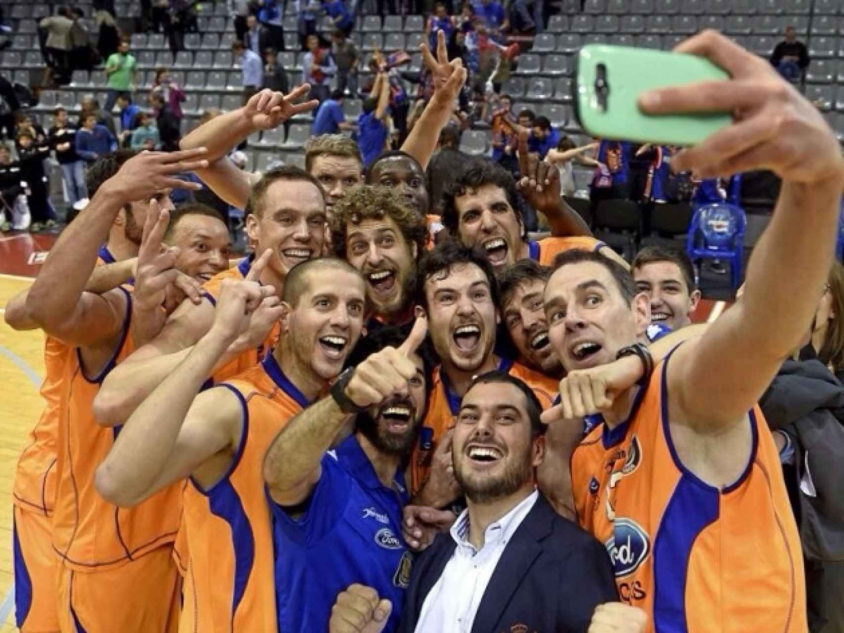 Selfie de Jorge García con sus compañeros tras uno de los ascensos del Burgos.