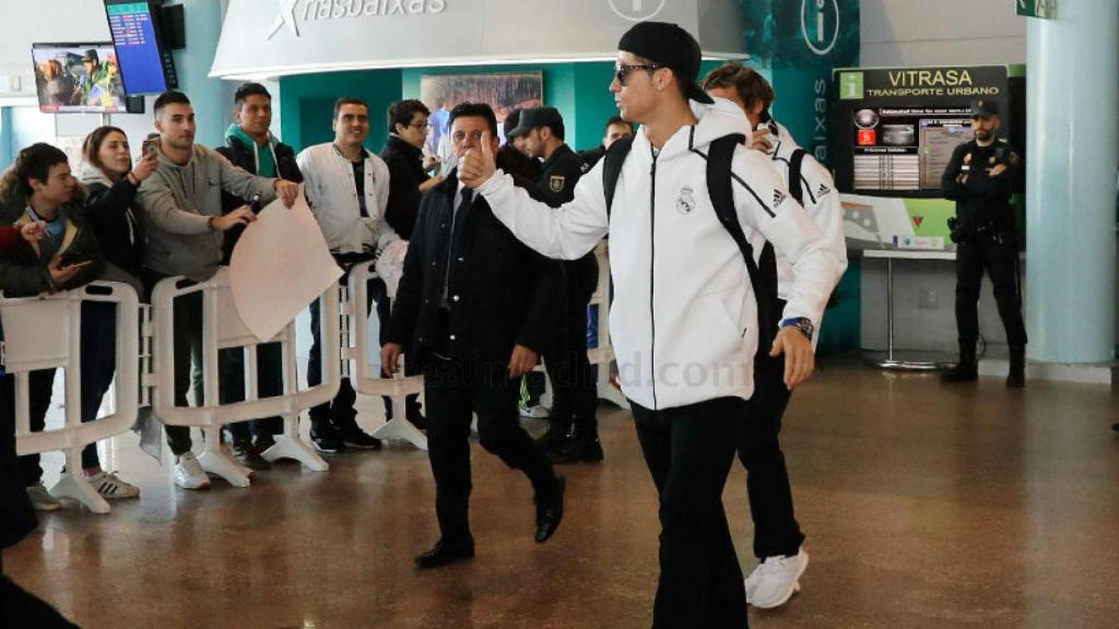 Cristiano saluda a la afición