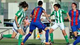 Betis Féminas y FB Barcelona disputan un balón. Foto: realbetisbalompie.es