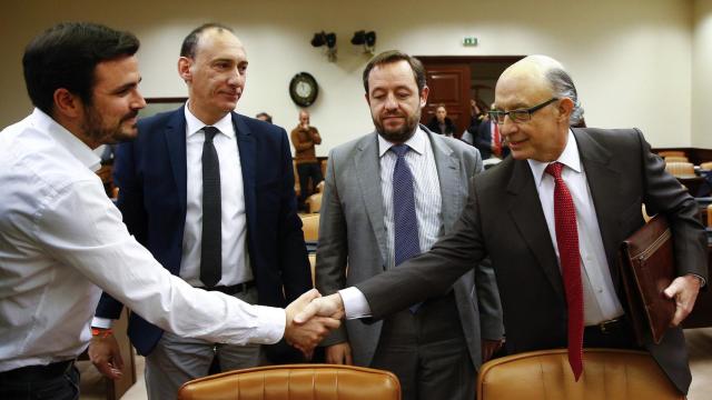 Montoro saluda a Garzón ante la mirada de Ten y de la Torre.