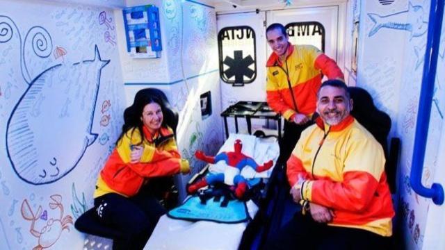 Interior de una ambulancia pediátrica con técnicos de transporte sanitario.