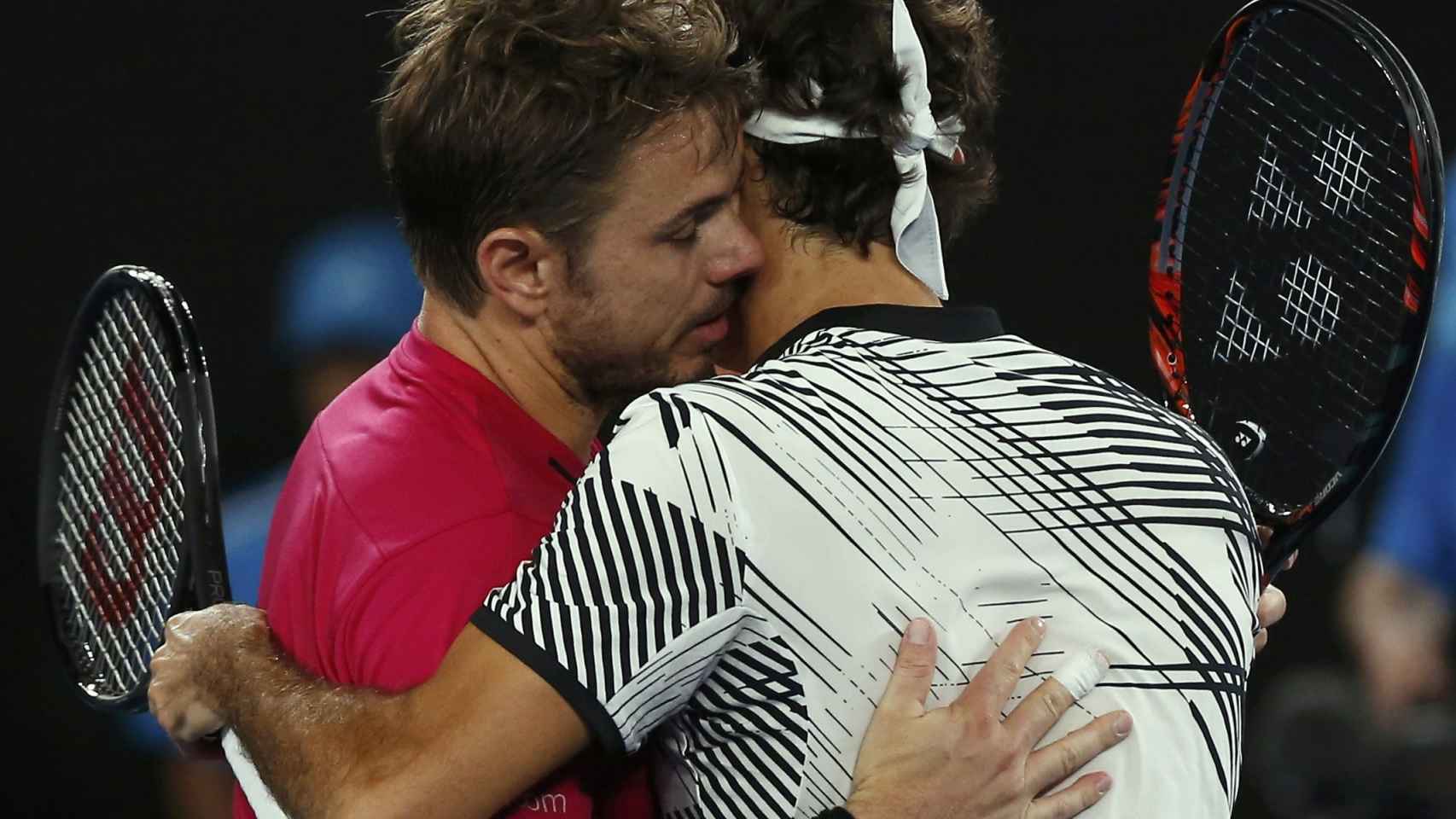El sentido abrazo entre Wawrinka y Federer al final del partido.