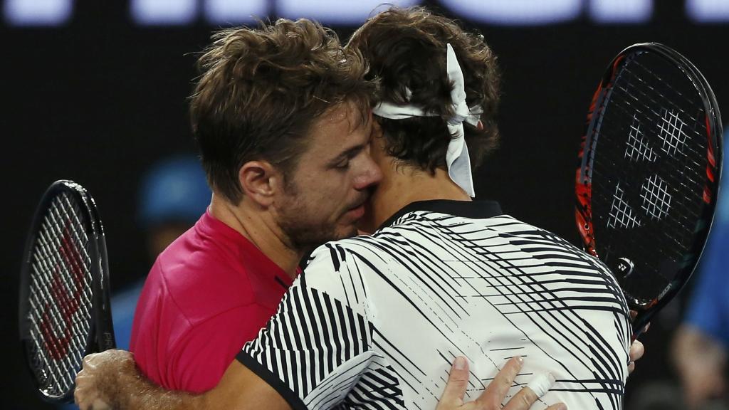 El sentido abrazo entre Wawrinka y Federer al final del partido.