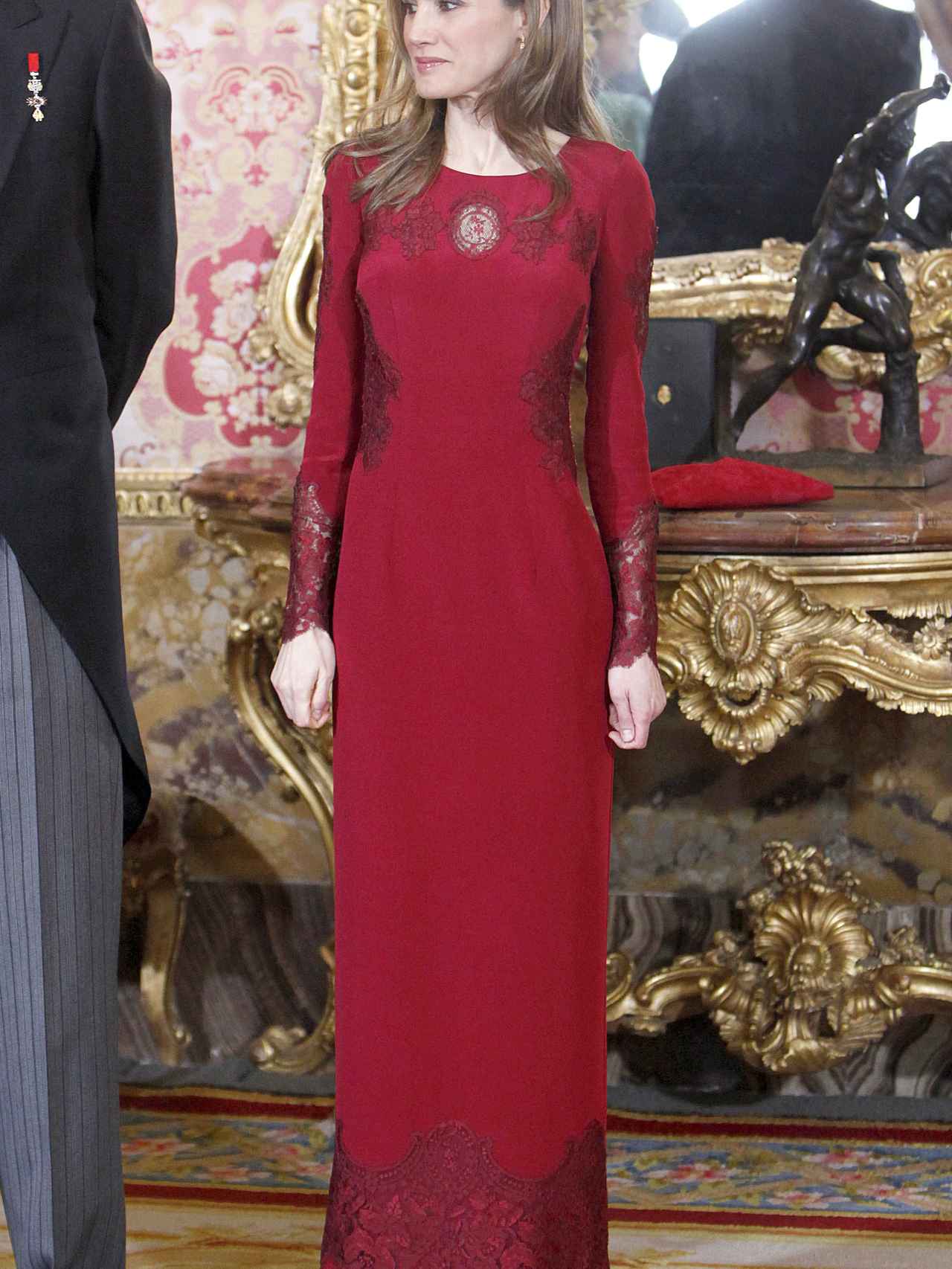 La reina Letizia, en la recepción de 2013 con el vestido firmado por Varela.