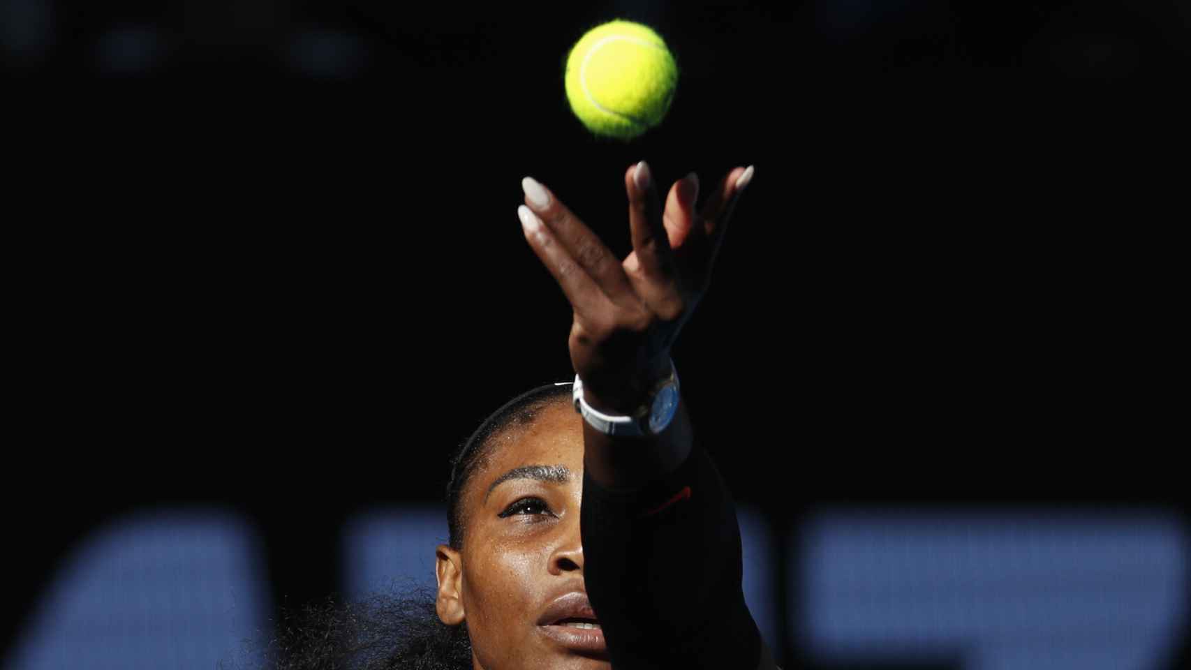 Serena Williams sirve contra Lucic-Baroni.