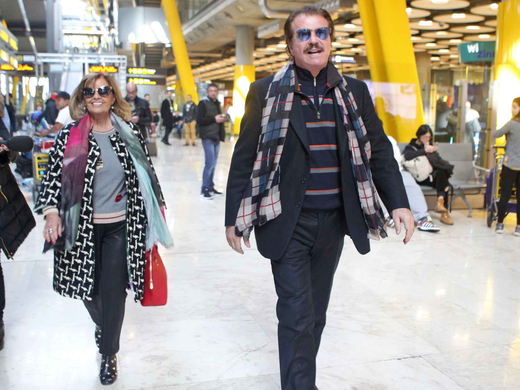 María Teresa Campos y Bigote Arrocet en el aeropuerto de madrid.