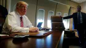 Trump habla con los periodistas en el Air FOrce One.