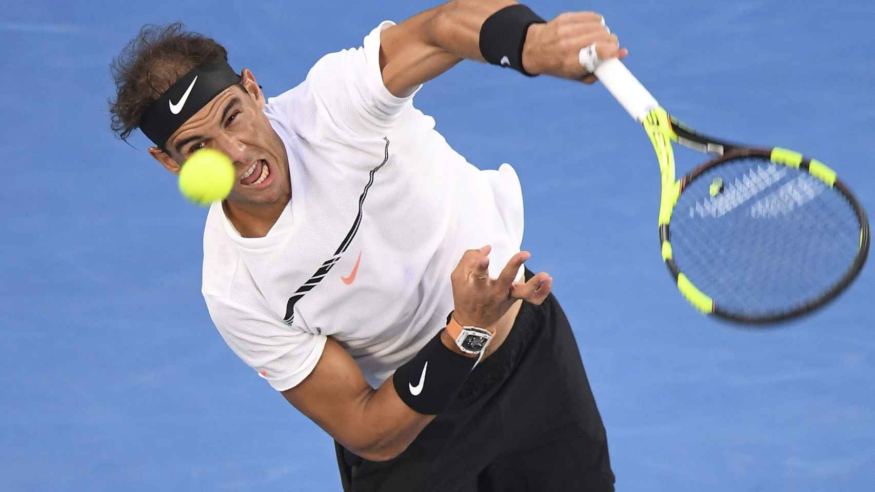 Rafael Nadal saca durante su partido de cuartos del Abierto de Australia ante Raonic.