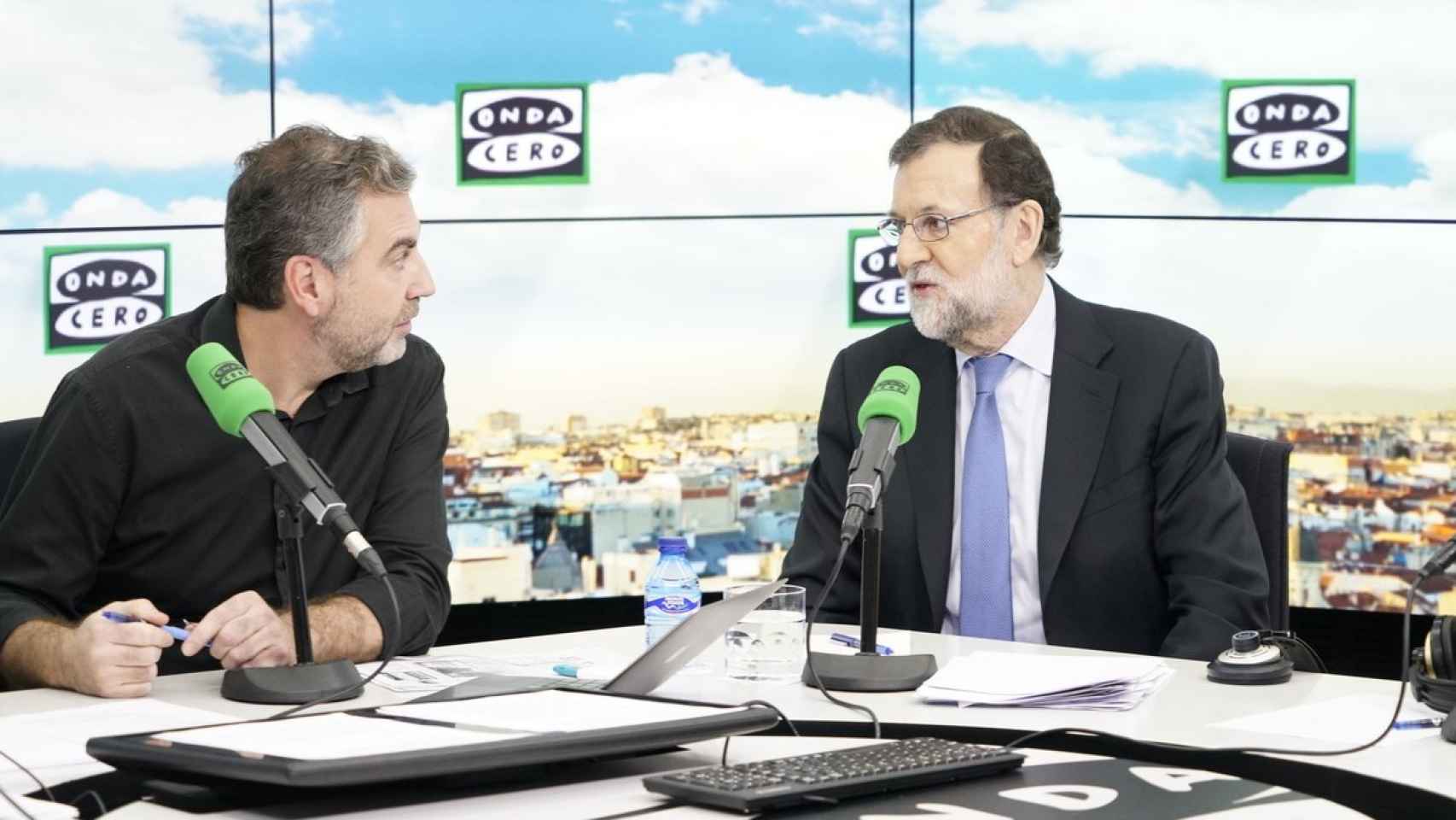Mariano Rajoy junto al periodista Carlos Alsina, sustituto de Herrera, en el estudio de Onda Cero