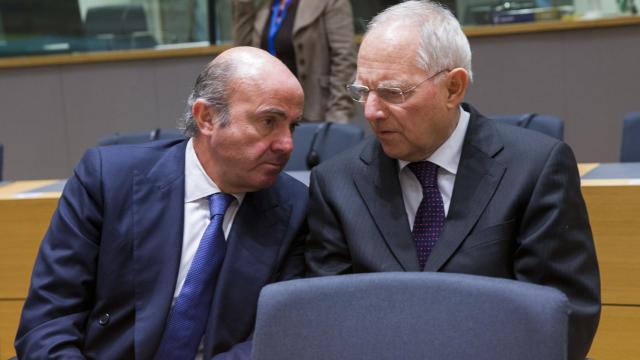 Guindos conversa con el ministro alemán Wolfgang Schäuble durante el Eurogrupo