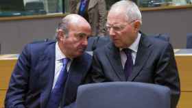 Guindos conversa con el ministro alemán Wolfgang Schäuble durante el Eurogrupo