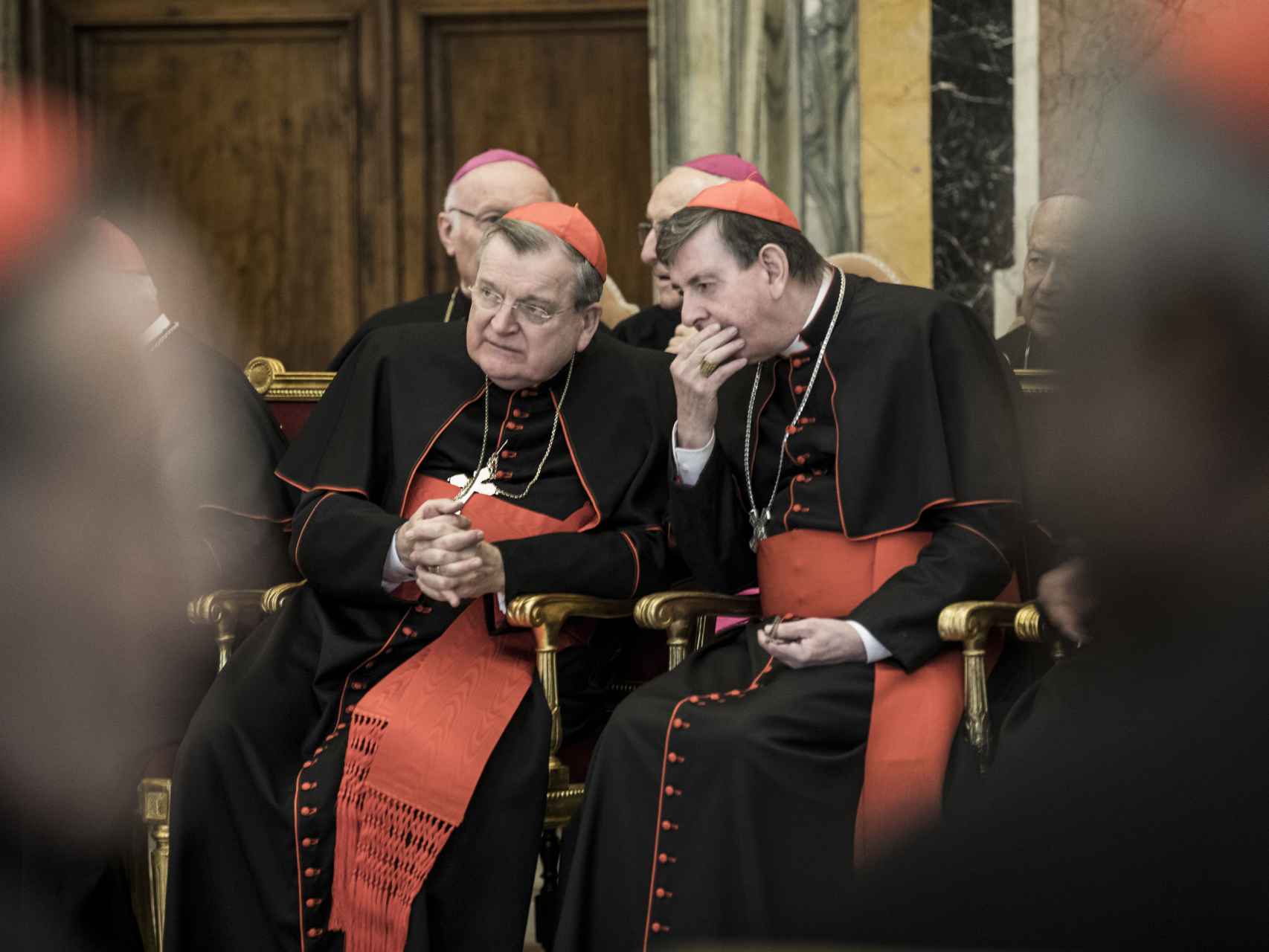 Burke charla con otro cardenal durante los saludos navideños de la curia romana el 22 de diciembre de 2016 en el Vaticano.