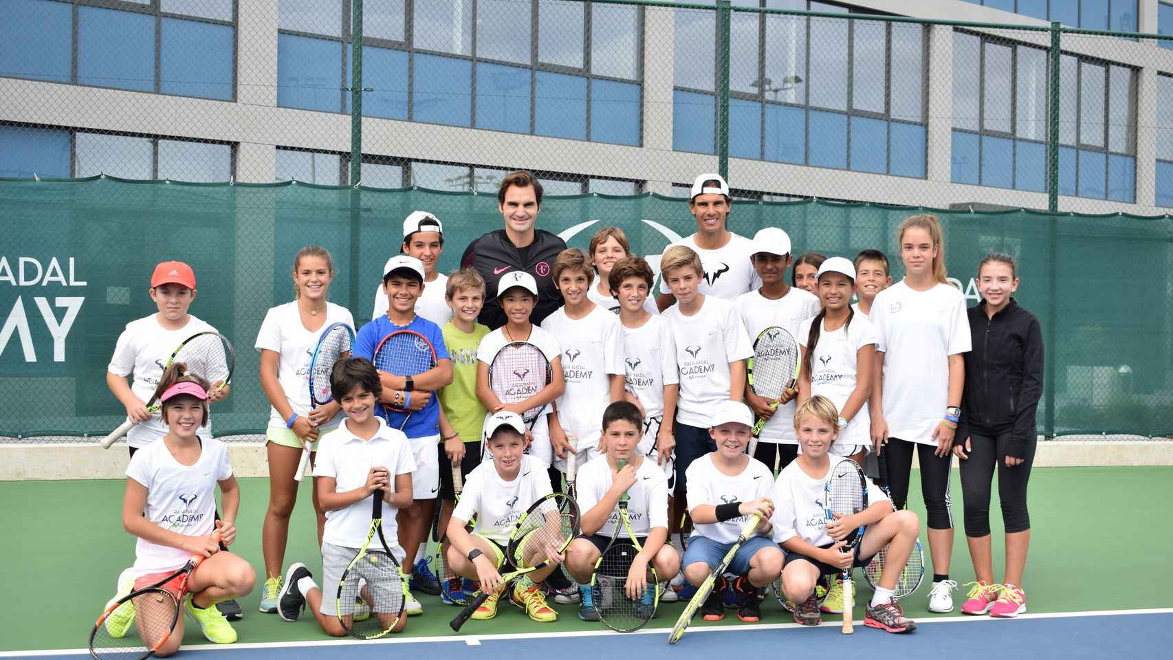 Nadal y Federer con los niños de la academia de Manacor.