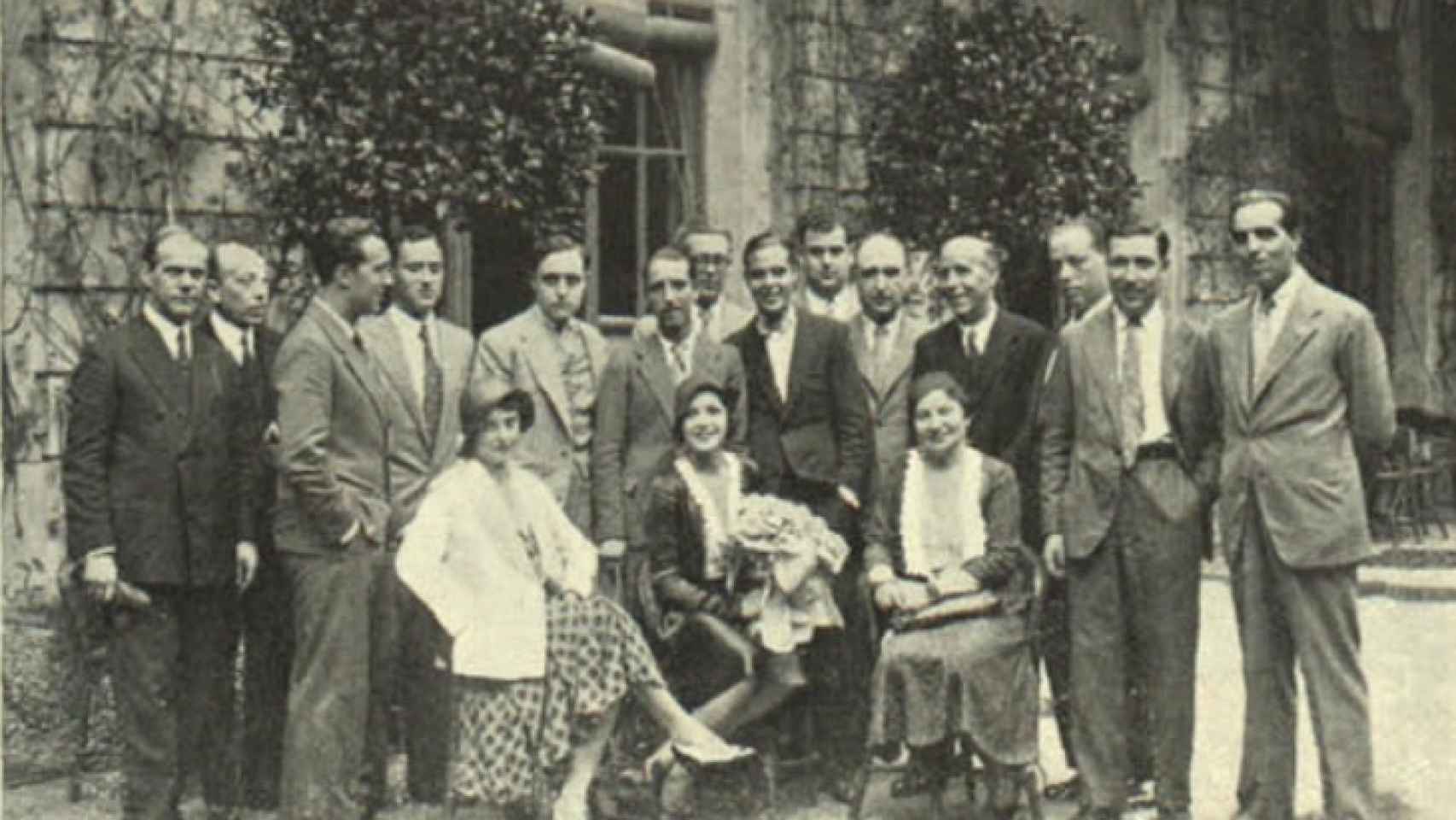 Un grupo de periodistas cinematográficos saludan a la actriz Rosita Moreno, María Luz Morales es la primera sentada a la izquierda, septiembre de 1931.