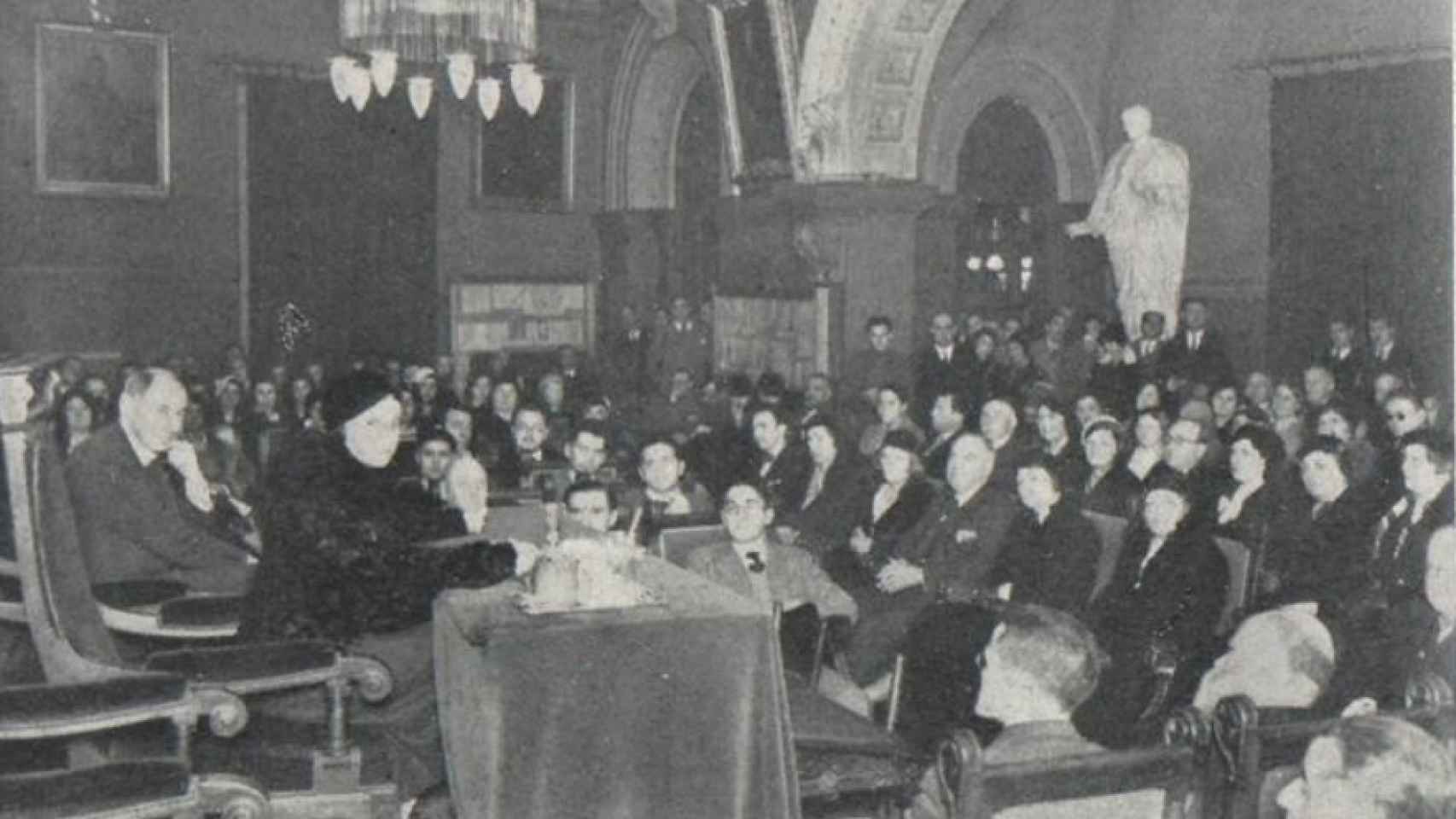 Impartiendo una conferencia en el Ateneo barcelonés en 1932.