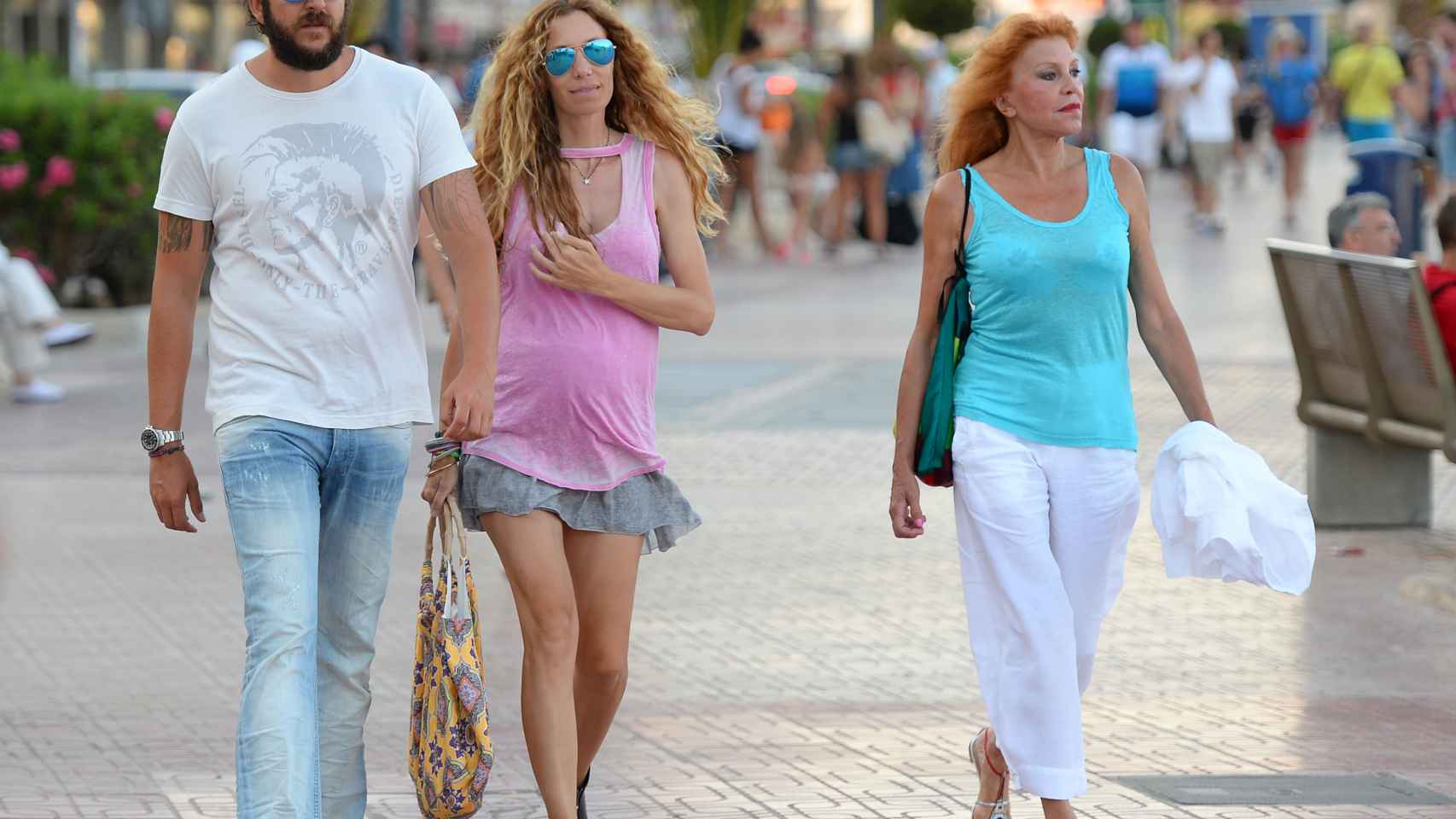 Borja, Blanca y la baronesa, por las calles de Ibiza