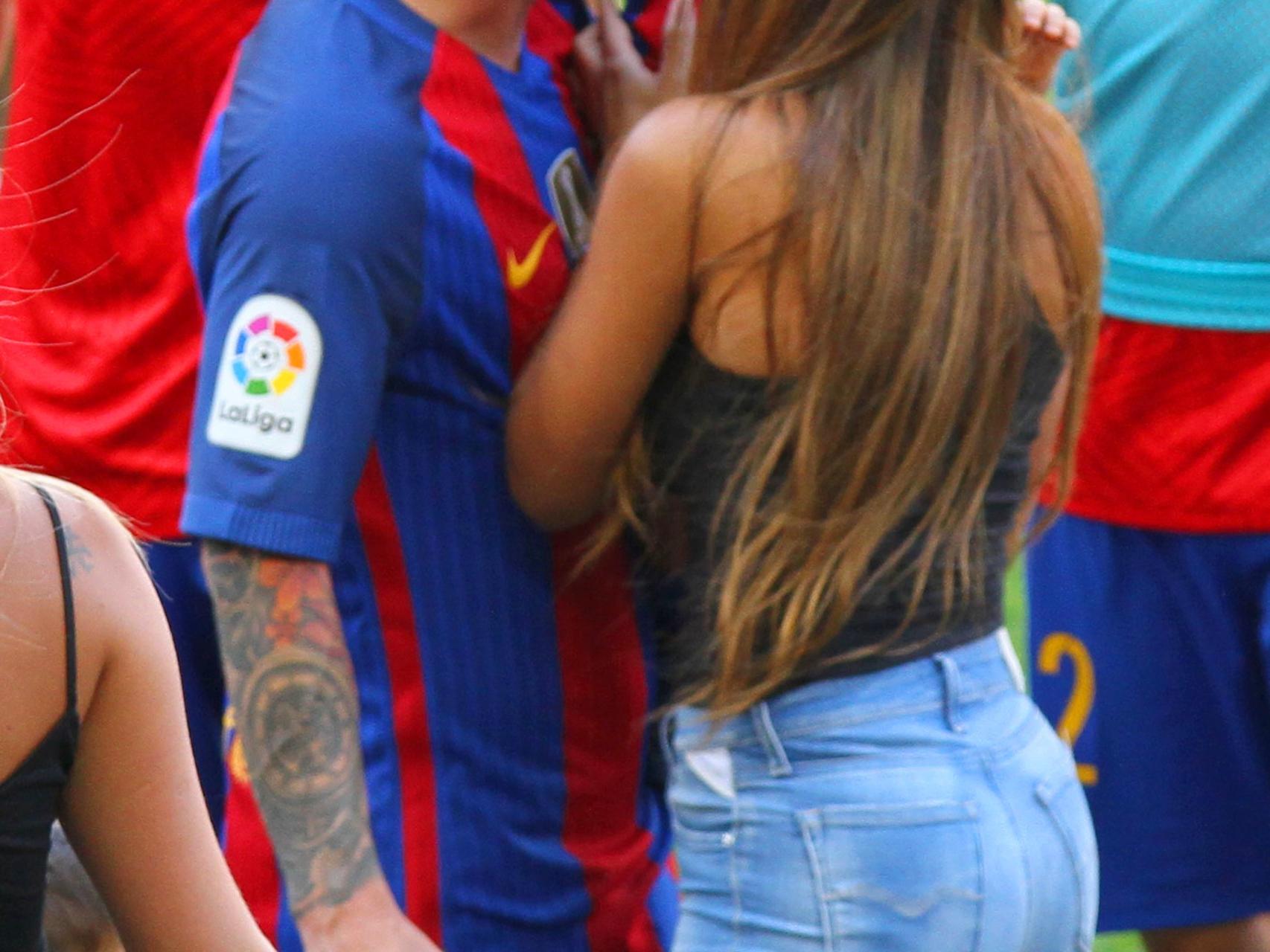 Messi besa a su novia, Antonella Rocuzzo, en el Camp Nou