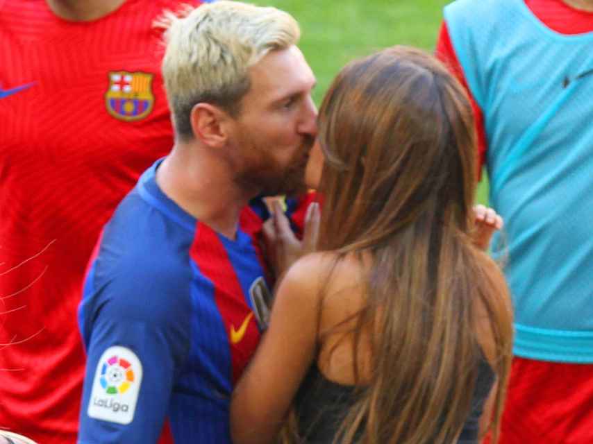 Messi besa a su novia, Antonella Rocuzzo, en el Camp Nou
