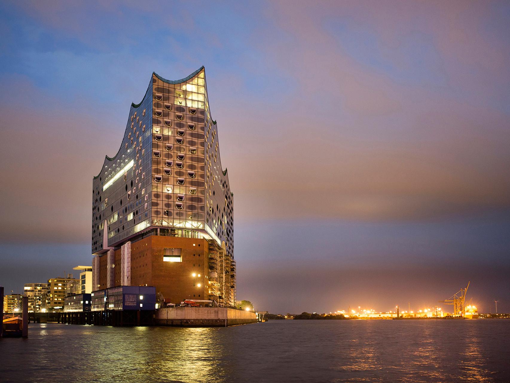 Imagen de la Elbphilharmonie sobre el río Elba.