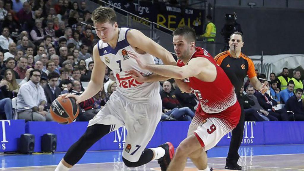 Doncic en el partido contra el EA7 Emporio Armani Milán. Foto: Twitter (@ACBCOM)