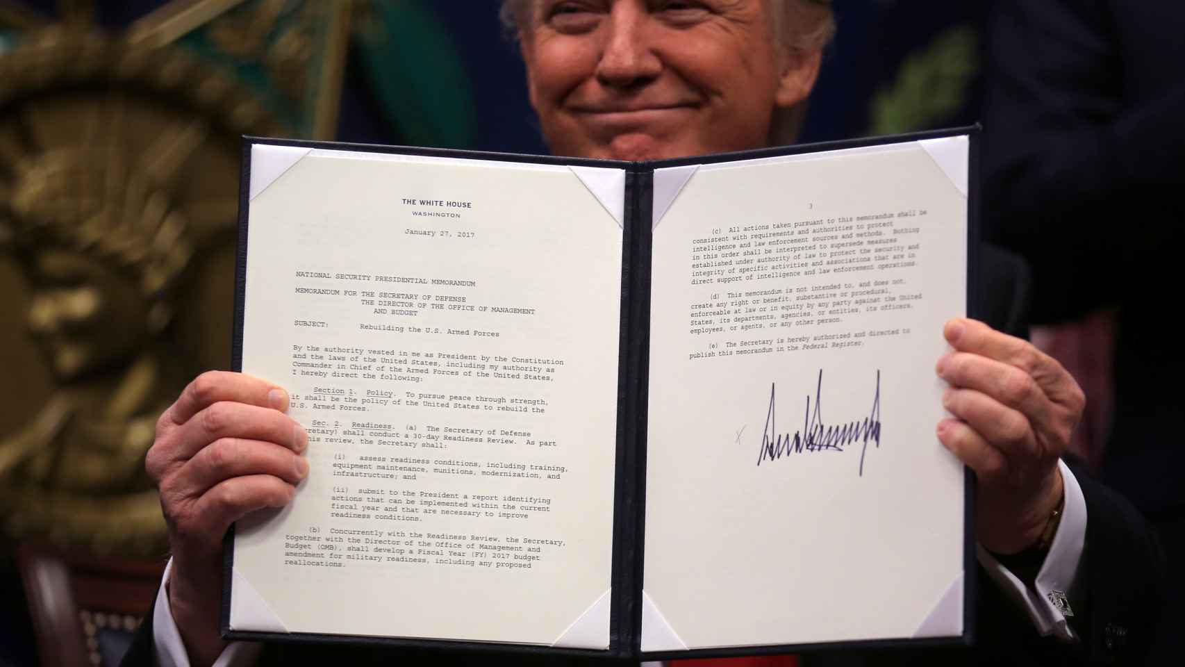 Donald Trump sostiene la orden firmada para reconstruir las Fuerzas Armadas.