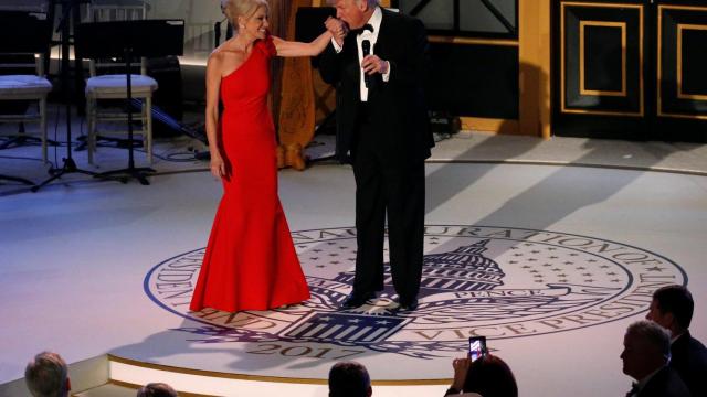 Trump besa la mano de Conway en la gala de la noche anterior a su investidura.