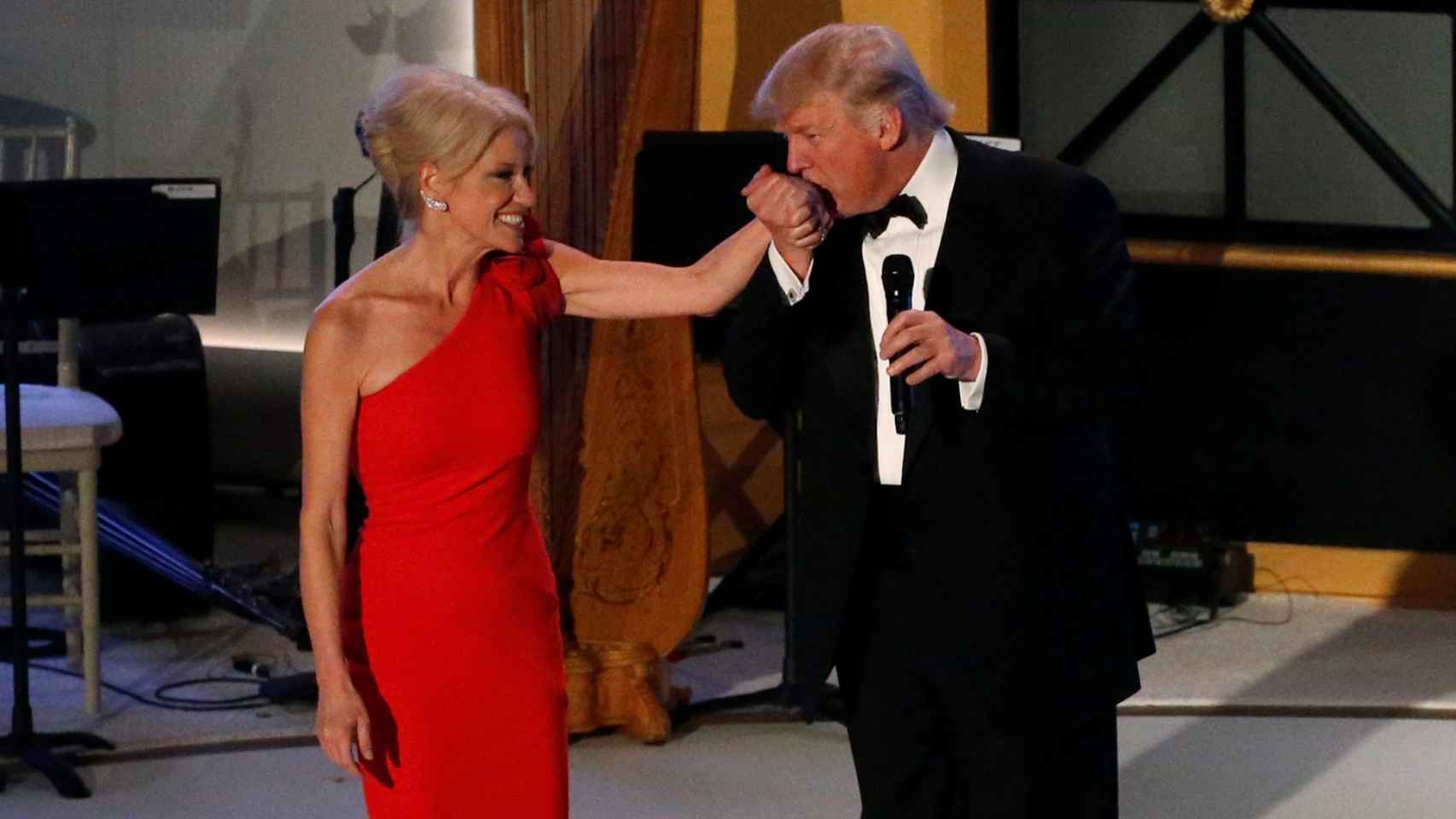 Trump besa la mano de Conway en la gala de la noche anterior a su investidura.