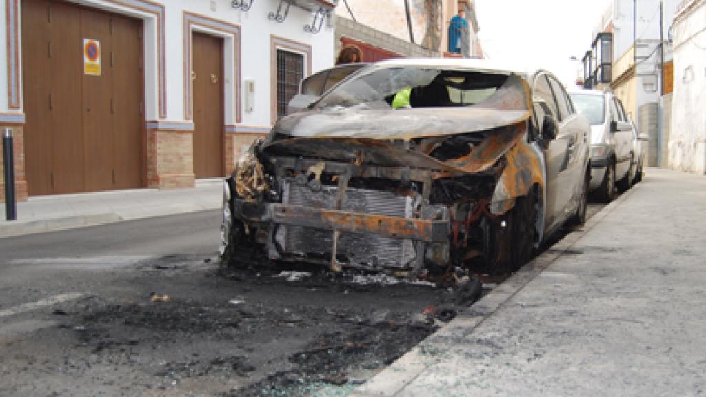 Coche calcinado en Dos Hermanas por el pirómano detenido.